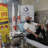 Netanyahu donates blood