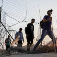 Palestinians cross border fence