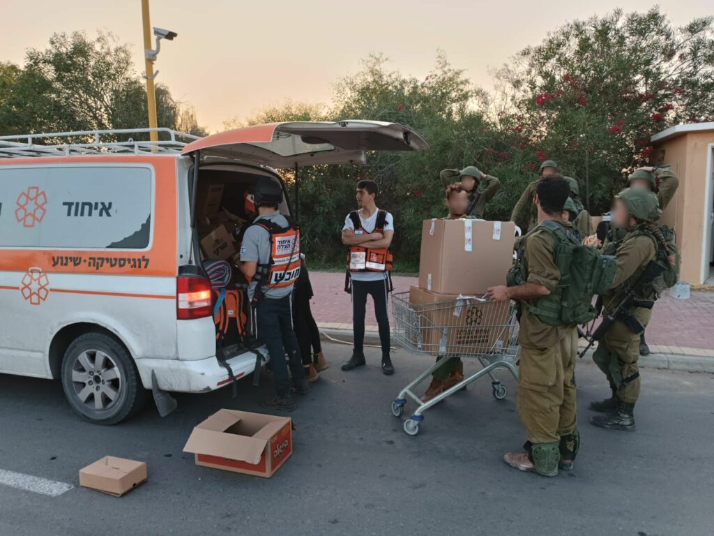 UH volunteers handing out medical supplies and food to IDF soldiers near the Gaza Border.jpg
