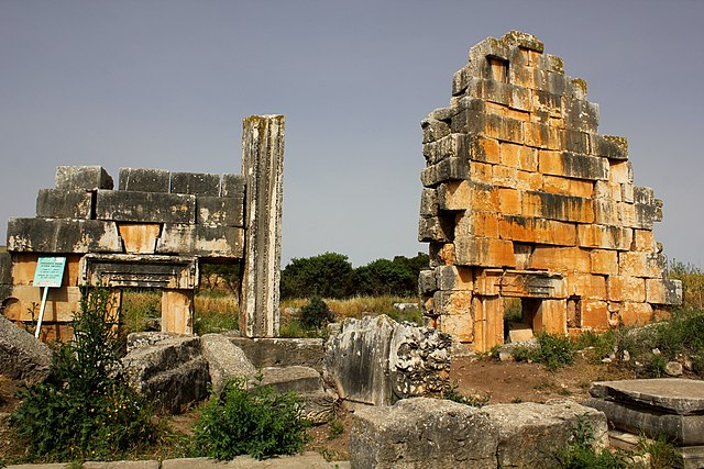  Ruins of Kedesh, the ancient city where Barak lived (for more on this magnificent but rarely visited site, click here).  Photo Credit: Natalinasser – Creative Commons Attribution-Share Alike 4.0