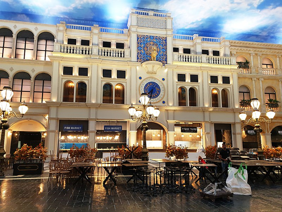 D-City’s “Piazza”. The skylight in the picture is artificial and mimics an outdoor dining experience in Venice Italy! Photo Credit: Ynhockey- CC BY-SA 4.0